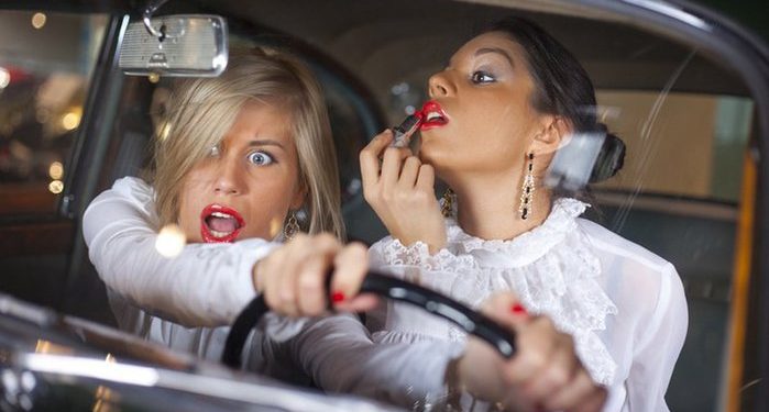 Жіноча звичка за кермом яка провокує аварії