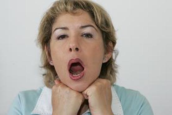 Тетки глотают. Взрослые женщины с открытым ртом. Язык женщины. Женщина с высунутым языком. Пожилые женщины с открытым ртом.