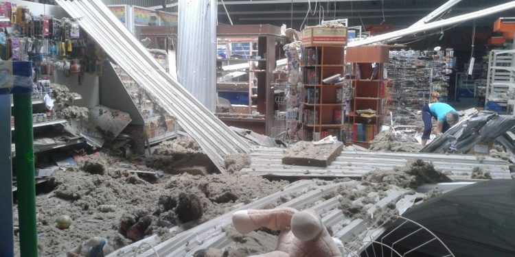 В здание супермаркета в Луганске попал снаряд