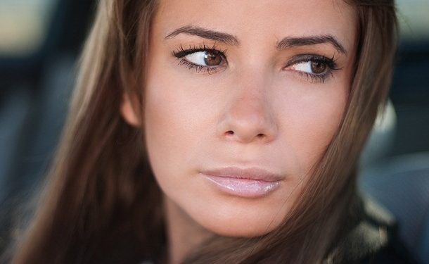 Айза Долматова показала содержимое своей косметички