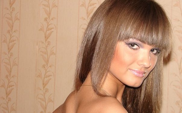 Стало известно, какой цвет волос подчеркивает загар