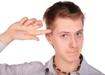 Стало известно, почему совать в рот лампочку опасно