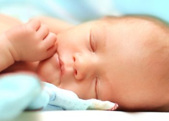 Педиатры рассказали, как младенцы могут спать всю ночь