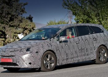 Фотошпионы поймали прототип универсала Toyota Avensis
