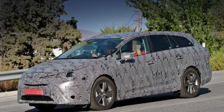 Фотошпионы поймали прототип универсала Toyota Avensis