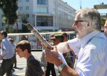 Организатор сепаратистского митинга в Херсоне получил по голове своей же дубинкой