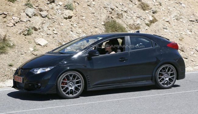 Фотошпионам далось поймать Honda Civic Type-R следующего поколения