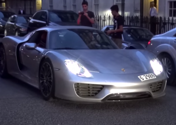 Британцы смогли полюбоваться редким суперкаром Porsche