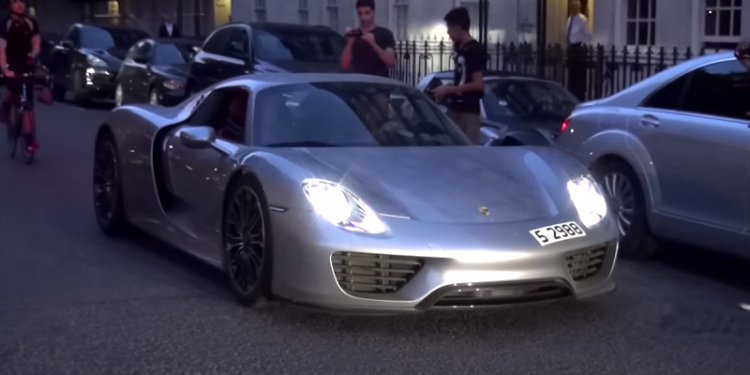 Британцы смогли полюбоваться редким суперкаром Porsche