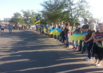 Мариупольцы встали в километровую “живую цепь”