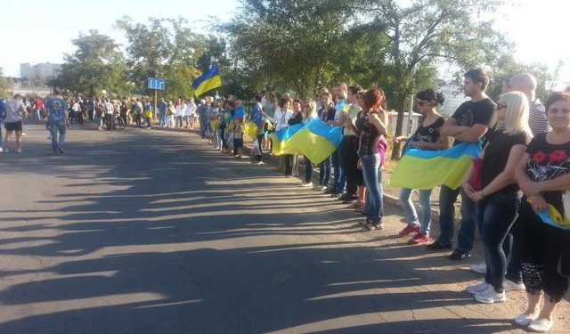 Мариупольцы встали в километровую “живую цепь”