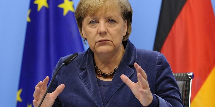 Меркель считает необходимым помочь Украине техникой