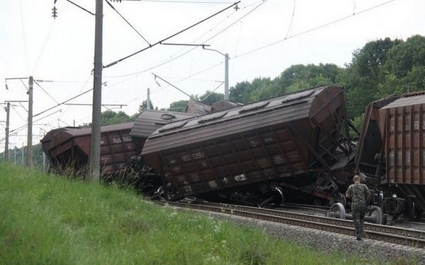 На Винниччине сошли с рельсов 11 вагонов поезда
