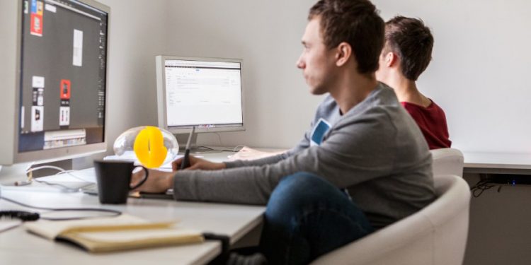 Фитнес-тренеры нашли 5 эффективных упражнений для офисных работников