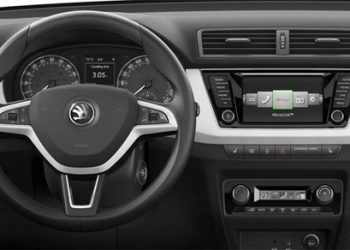 В Skoda впервые показали интерьер последней Fabia