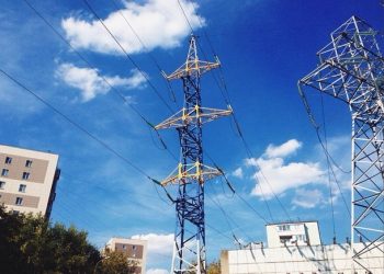 Вслед за желто-синей звездой в Москве появилась вышка в цветах украинского флага