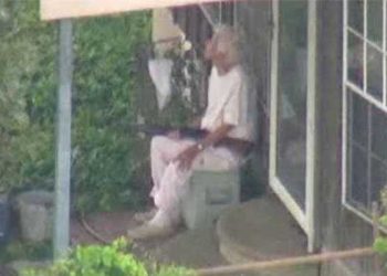 90-летняя бабуля до последнего защищала свой дом с дробовиком в руках