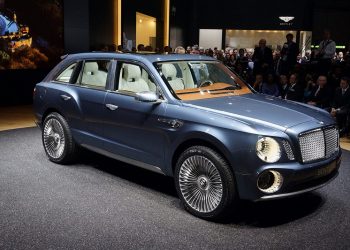 Bentley продолжает работать над своим первым кроссовером