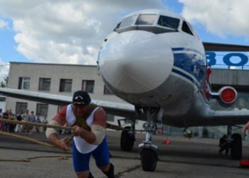 В Вологде бодибилдер сдвинул с места 17-тонный самолет
