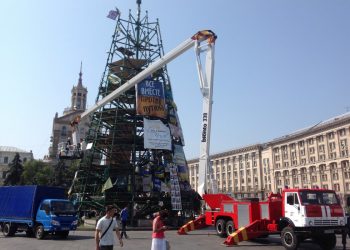 В Киеве на Майдане разбирают елку