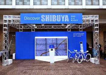 В Токио на вокзале установили 138-дюймовый дисплей с сервисами Google