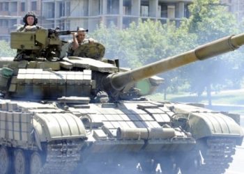 Террористы в Донецке и Луганске ведут бои с применением тяжелого вооружения