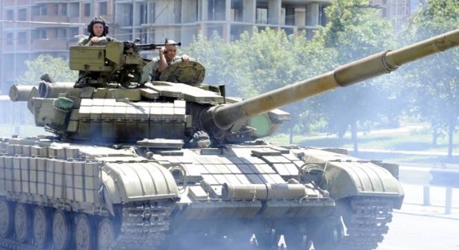 Террористы в Донецке и Луганске ведут бои с применением тяжелого вооружения
