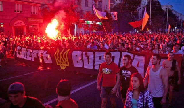 Фаны «Днепра» и «Металлурга» провели марш за единство Украины