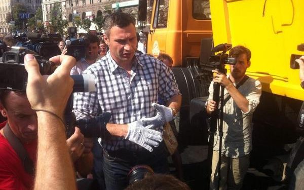 В Киеве субботник – Кличко «и компания» расчищают Майдан