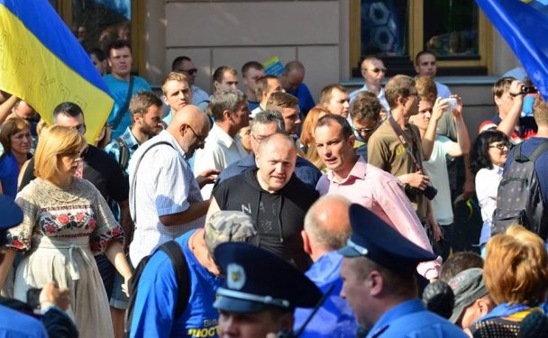 В Киеве пикетируют Верховную Раду, движение в центре перекрыто