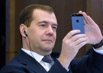 Хакеры, взломавшие твиттер Медведева, советуют не пользоваться iPhone