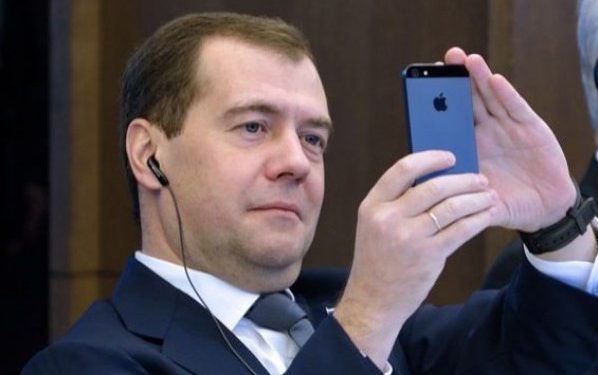 Хакеры, взломавшие твиттер Медведева, советуют не пользоваться iPhone