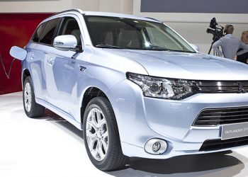 Стала известна стоимость гибридного Mitsubishi Outlander