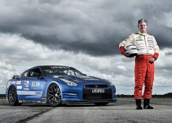 Слепой водитель побил рекорд скорости на суперкаре Nissan GT-R