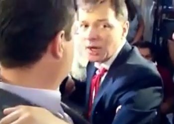 Олега Ляшко ударили по лицу в Верховной раде, депутат упал и с трудом смог подняться