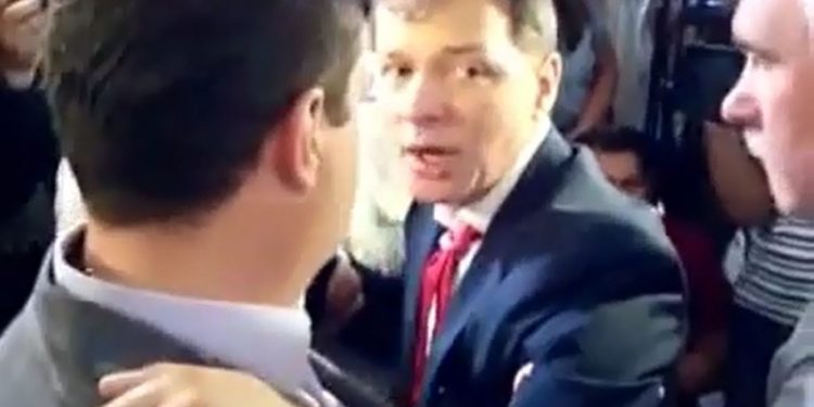 Олега Ляшко ударили по лицу в Верховной раде, депутат упал и с трудом смог подняться
