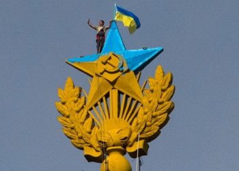 На московской высотке вывесили украинский флаг