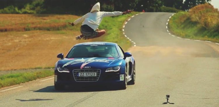 Парень парил над Audi R8 на скорости 150 км/ч