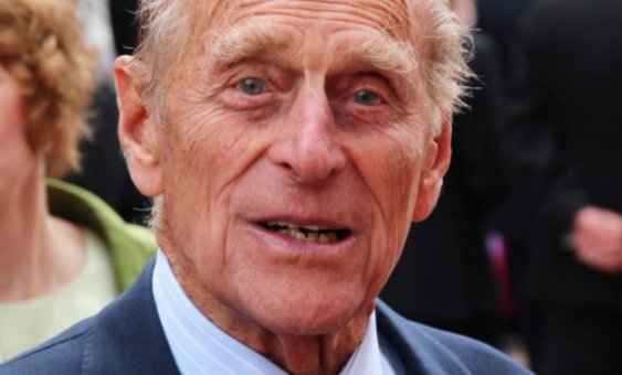 93-летний принц Филипп решил провести время со своими подданными в придорожном кафе