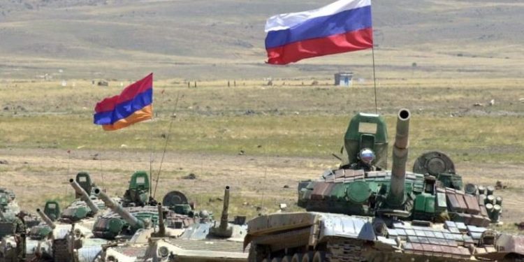 РФ продолжает стягивать войска и технику к украинской границе