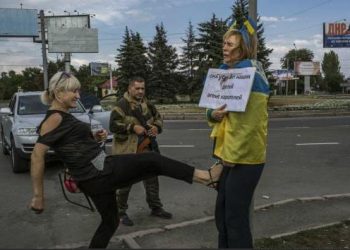 Патриотку Украины привязали к столбу в Донецке, в нее плевали и били