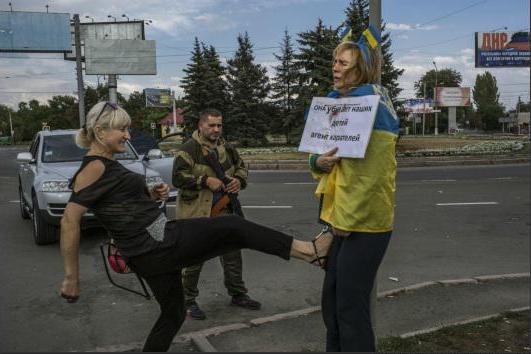 Патриотку Украины привязали к столбу в Донецке, в нее плевали и били