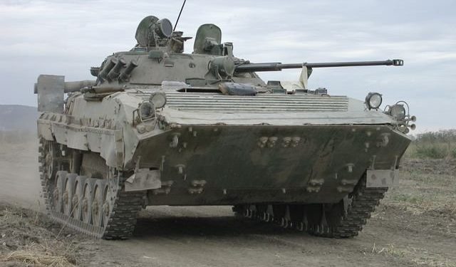 В зоне АТО на фугасе подорвался украинский БТР, есть потери