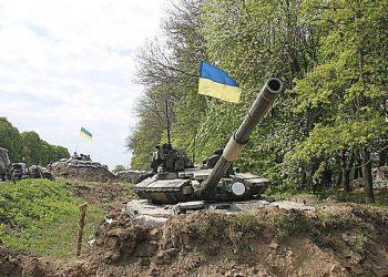 В центра Донецка танк протаранил грузовик