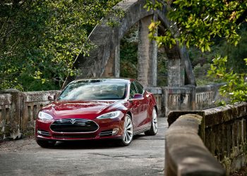 Tesla собирается удивить рынок спорткаром с открытым верхом