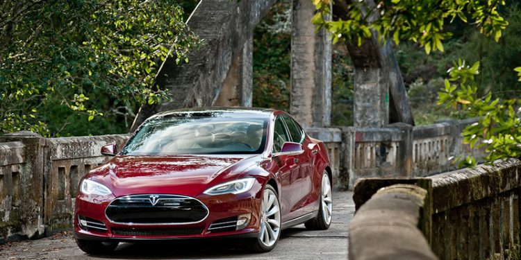 Tesla собирается удивить рынок спорткаром с открытым верхом
