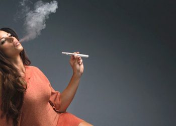 ВОЗ требует запрета на курение электронных сигарет в помещении