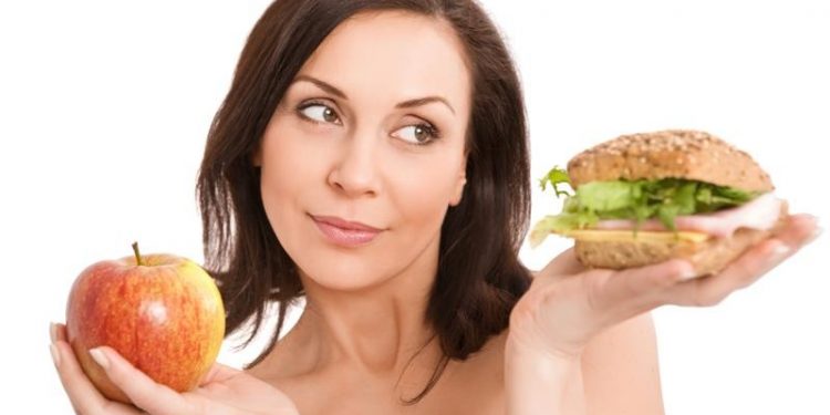 Женщины приближают старость, предпочитая вредные вкусности