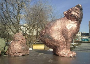 Екатеринбургские скульпторы установили памятники какающим и убирающим псам
