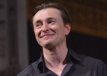 Безруков подтвердил свою отличную физическую форму, отжавшись на спор